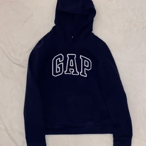 GAP hoodie  - Mörkblå GAP hoodie. Använd men i riktigt bra skick👌🏼