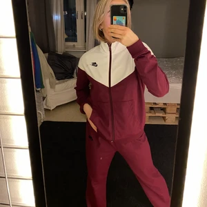 nike tracksuit  - använd max 5ggr så de är som nya M, rakpassform, buda om fler är intresserade 