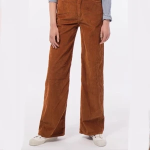 Levis Ribcage Wide-Leg i Caramel Cafe  - Superfina levisbyxor i manchestertyg i en snygg karamellorange färg🎀😩 Knappt använda och superbra skick👌 Säljer då de inte kommer till användning lika ofta som de förtjänar😭😢 Köparen står för frakt!!🤩🤩💋