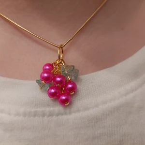 Handgjort halsband  - Handgjort halsband. Rosa  och gröna pärlor. 42cm långt