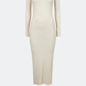 Beige stickad klänning med slits - Säljer min knappt använda klänning från BikBok. Köptes för ca 3 månader sedan och använd ca. 3 gånger. Inga tecken på användning. Nypris: 299kr. Klänningen är bra i sin storlek och nedtill har den en slits