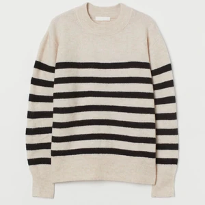 Randig stickad tröja - Den populära slutsålda tröjan ifrån HM, använd några få gånger 🧸