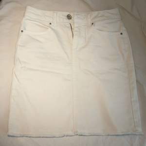 En vit jeans kjol från Pices väldigt fint skick andvänd få gånger frakt + pris 