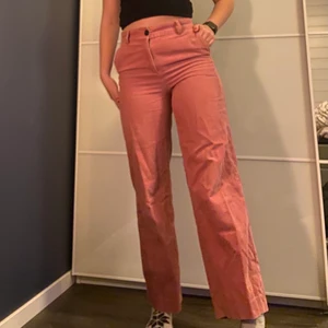 Manchesterbyxor från monki  - Hrj! Säljer nu mina rosa manchesterliknande byxor från monki. Byxorna är i ribbat material. Stl 34/XS, säljer dem då de ej kommer till användning. Skickar självklart mer bilder om det önskas😊 Pris kan diskuteras