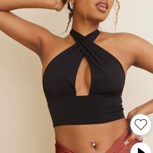 Halterneck Crop Top från NELLY.COM. Använd en gång. Storlek S. Nypris 199kr. Säljes för 80kr + 20kr frakt. 