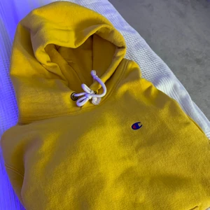 Champion hoodie - Säljer en ”mörk-gul” champion hoodie i bra skick! Säljes pga för liten för mig. Helt felfri förutom en liten fläck på vänster axel, (se sista bilden) men inget som stör😇