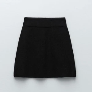 Svart stickad zara kjol  - Svart stickad kjol från zara som är helt slutsåld, strl S, så himla fin och sitter supersnyggt på!💖