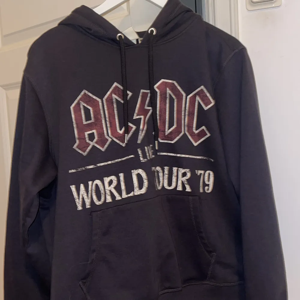 Säljer denna acdc hoodie från hm i storleken M. Använd ett fåtal gånger. Hoodies.