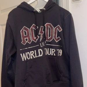 Acdc hoodie - Säljer denna acdc hoodie från hm i storleken M. Använd ett fåtal gånger