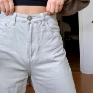 WEEKDAY ACE beige Strl 26.  - WEEKDAY ACE beige Strl 26. Kan mötas upp i Göteborg eller posta! 💕 Betalas via swish! Köparen står för frakt 📦 