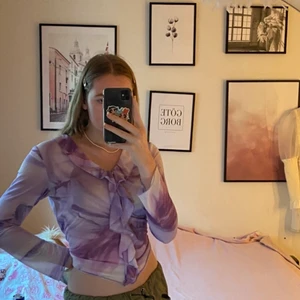 Mesh top - Fin mesh top i lila och vit med tunn dragkedja på framsidan💗 