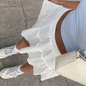 Volang kjol - Säljer min fina vita volang kjol då ja skulle behöva en i storleken större. Super fin !! ❤️ ( lånad bild )