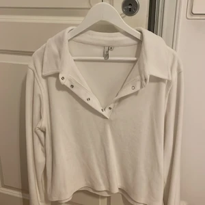 Skjort tröja - Säljer denhär vita tröjan i ”handduksmaterial”. Köpt från Nelly trend i storleken M!! 