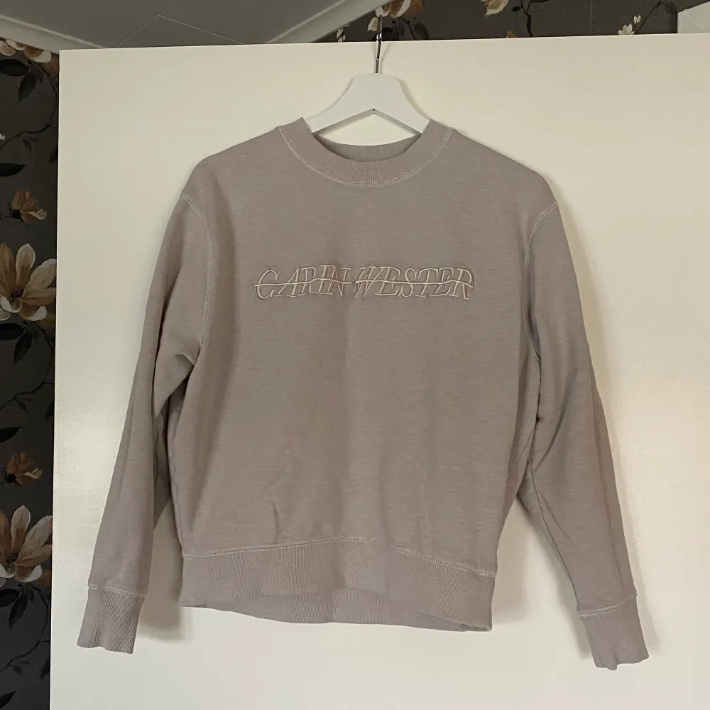 Carin Wester sweatshirt i beige/grå och i storlek XS.. Tröjor & Koftor.