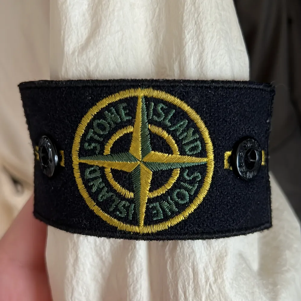 En stone island windbreaker för mycket bra pris! Det låga priset är för det finns små hål på jackan men absolut inget som är synligt från långt håll.. Jackor.