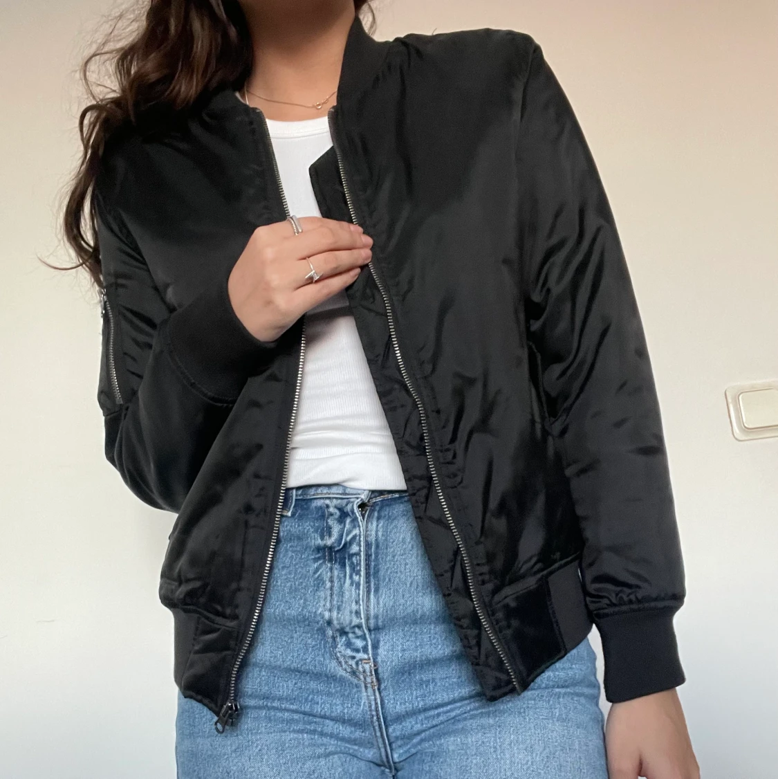 En svart bomberjacka
