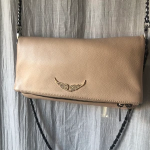 Zadig väska - Säljer nu min ÄLSKADE zadig väska som inte kom till användning. Fick väskan i julklapp men är intresserad av en annan zadig väska därav säljer jag denna. Väskan är i HELT NYSKICK och dustbag samt äktehetsbevis medföljer (väskan är köpt på Zalando)! Tar ej emot bud som är under 2000kr då väskan är helt ny!!! Tveka inte på att höra av dig❤️❤️❤️