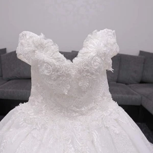 Brudklänning - Jag har denna brudklänningen som finns i Göteborg, den har storlek 38-40 . Den är använd bara en gång, två timmar.