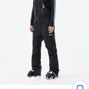 Montec täckbyxor  - Säljer mina Montec täckbyxor, använda en skidsäsong och i väldigt bra skick. Nypris ligger på 2099. Priset går att diskuteras och köparen står för frakten. Skriv till mig för mer detaljer eller bilder!💞💞💗