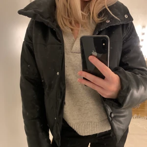 Jacka - Populär jacka frå nakd. Helt slutsåld på nakd. Nypris 799 kr, storlek 32. Sitter som en XS-S 💕💕 använd få gånger