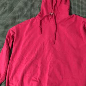 Jätte fin rosa hoodie. Mycket finare färg i verkligheten❤️