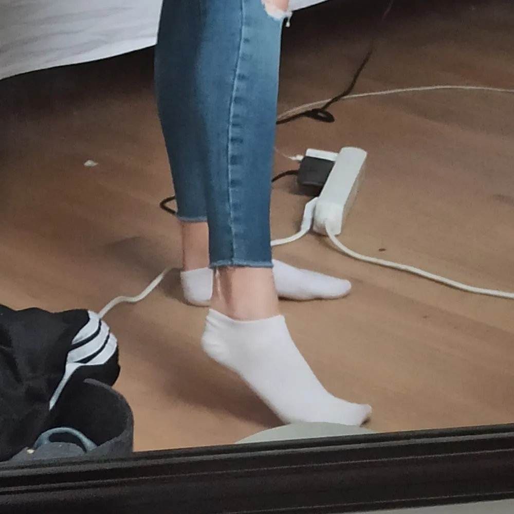 Här säljer jag ett par jeans från BikBok i storlek XS. Jeansen är i super skick utan fläckar osv och de sitter jätte bra överallt. Jag säljer jeansen då de inte är i min stil längre. Skriv till mig vid frågor så svarar jag så snabbt som möjligt!😁 Jag är 168 cm lång.✨. Jeans & Byxor.