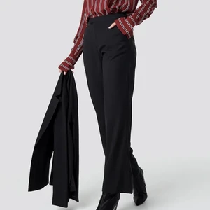 NA KD och H&M kostymbyxor - 3 par kostymbyxor, 2 från NA KD och ett par från H&M. Alla är i fint skick och storlek 38. Hittade bara produktbild på ett av paren. Pris kan diskuteras men inga skambud. Vill gärna bli av med alla!