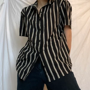 Randig kortärmad skjorta från jack&jones - Randig kortärmad skjorta från Jack&Jones i stl. M, nästan aldrig använd! Frakt tillkommer🖤