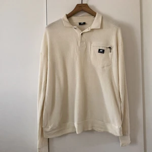 Sweet Sktbs Stickad Sweater - Beige stickad köpt från Junkyard i märket sweet sktbs! Otroligt skönt och lätt, med fräscha detaljer. Svinball till ett par gråa jeans! Nypris 800kr💖