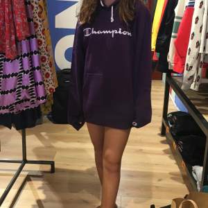 jätte snygg lila champion hoodie köpt 2019 som inte kommer till användning längre 💞 storlek XS men passar lite oversized. nypris 600kr