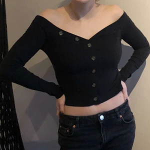 ribbad topp - Ribbad topp med off-shoulder och knappar som detalj
