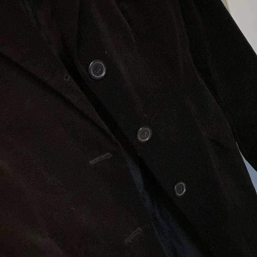 Kappa i sammet (tror jag??) som tyvärr var för liten på mig, knappar, fickor och en slit på baksidan🖤. Jackor.
