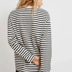 Randig tröja🍏 - Super härlig tröja från Gina använd typ 2 gånger🍏 super fin nu till våren🍏 tröjan är oversize🍏