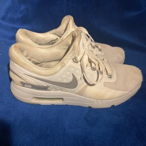 Nike Air Max  - Vita Nike Air Max. Har använts, men de är hela och i gott skick. Köptes för ca 1000 kr. Lite små i storleken, snarare en 44 än 44,5. Köpes direkt för 400 kr, annars buda i kommentarerna.🤠