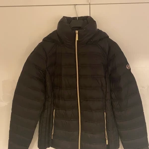 Michael Kors Dam Jacka Stl M (oanvänd) - Michael Kors Dam Jacka. Storlek M. Helt oanvänd, prislapp finns kvar.  Vid snabb affär kan pris sänkas.