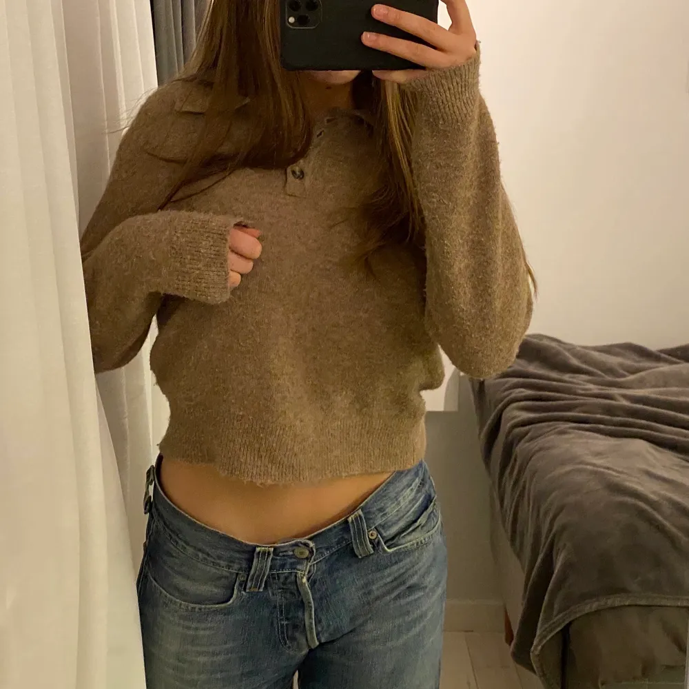 säljer denna trendiga stickade tröja från zara med krage och knappar! såå gosig, passar till typ allt! perfekt nu till våren! skriv för frågor eller fler bilder!💞💕. Neuleet.