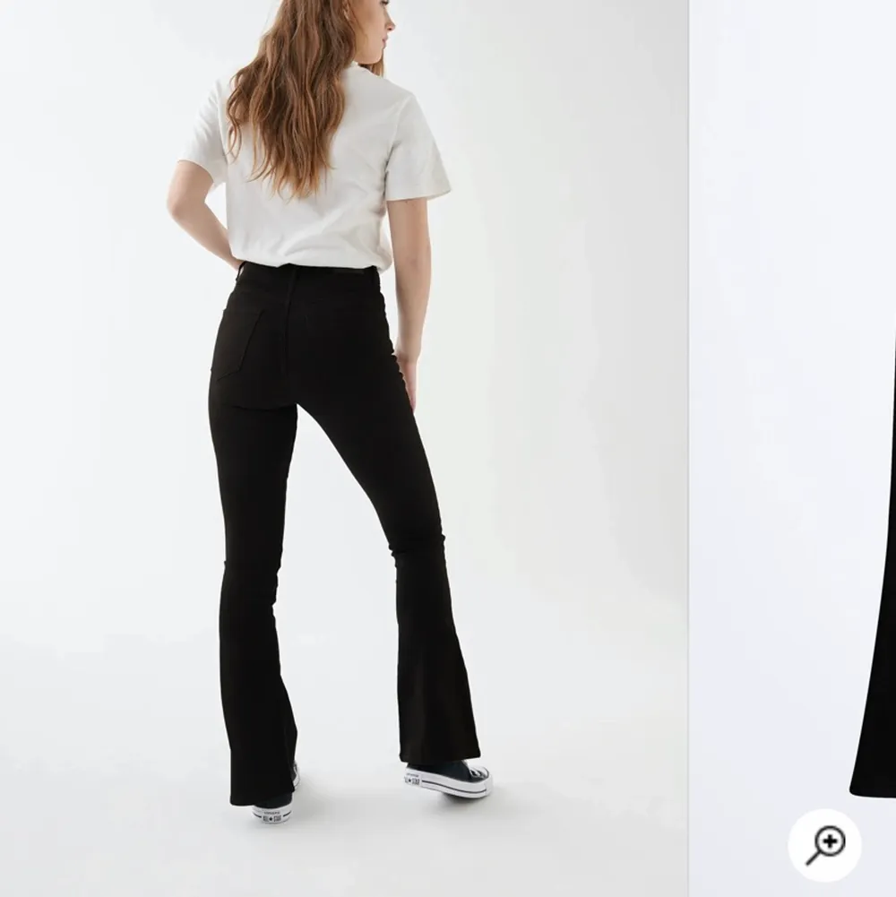 Svarta bootcut jeans från ginatricot, storlek 32. Jeans & Byxor.