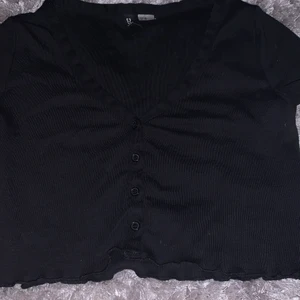 Fin svart topp från HM💓  - Fin svart topp från HM i storlek XS! Superbra skick! Nästan aldrig använt. 💓