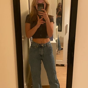 Taiki monki jeans  - Har andvänt dom ganska mycket men det är inga fläckar eller hål i dom. Dom sitte ganska högt upp i midjan o dom är väldigt sköna att ha på sig. 