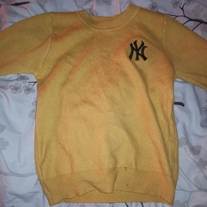 Gul tjocktröja från NY Yankees - Tröjan har jag fått av min mamma, har aldrig använt den själv pga att den är för liten. Den har 2 små fläckar nertill men det går lätt bort i tvätten. Den har inga skador och ser som ny ut. Jag skulle säga att den passar bra nu till vintern pga dess tjocka material. 