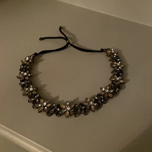 Blommigt diadem  - Säljer detta söta diadem som är justerbart. Minns tyvärr inte vad jag köpte det någonstans. Kolla gärna vad mer för grejer jag säljer så kan jag säkert erbjuda ett paketpris🤗