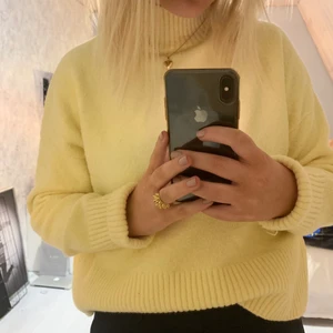 Tröja från &other stories - Gul tröja (stickad?) med hög krage från & other stories, vet inte om den är stickad försöker visa materialet på sista bilden! På första och sndra bilden är färgen mer rättvis, den är ganska ”stark” ljusgul. Knappt använd någonting och i mycket bra skick typ nyskick!🌟