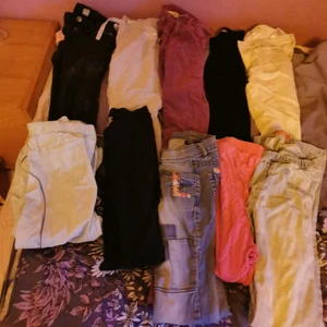  begagnade byxor  - Det är 10 par byxor som inte är andväda det är såklart mellan 150 till M i olika färger 