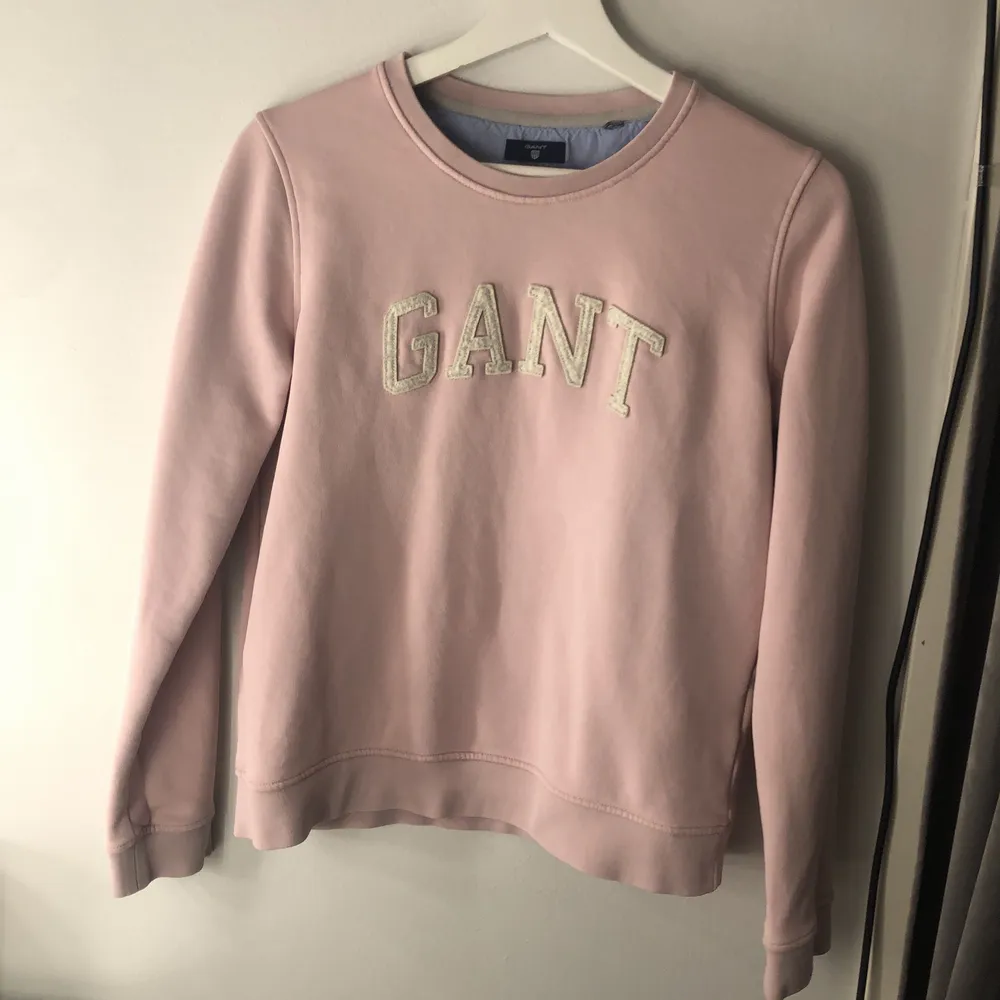 Rosa Gant tröja i strl M men liten i storleken så passar S. Sparsamt använd, inga slitningar:). Tröjor & Koftor.
