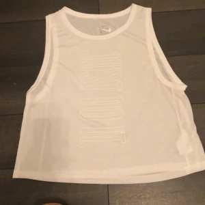 Nike linnen Storlek: M - Linnen från Nike vit och svart, 20kr var för plaggen eller 35kr för båda.