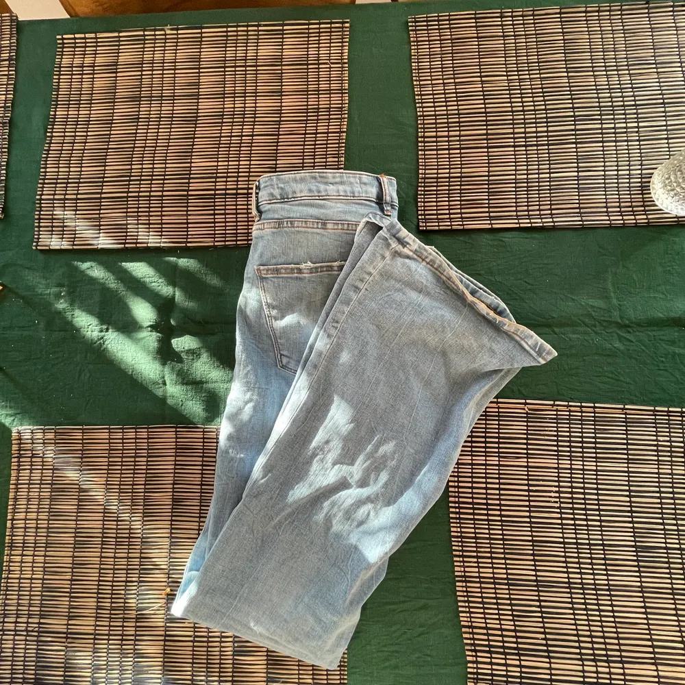 Bootcut jeans från zara! Storlek 38 men skulle säga att de passar 36 eller 38 dom är lite små i storleken! Dom är en del använda så sänker priset en hel del pga det! Men dom har ändå inga synliga fel. Köpte dom för 600 kr!. Jeans & Byxor.