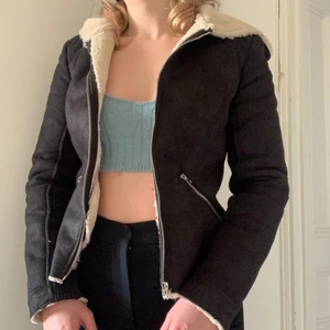 Zara Jacka - Supersöt mockajacka ifrån Zara. Storleken är S men den är ganska liten i storleken så skulle säga snarare XS. Superfint skick!