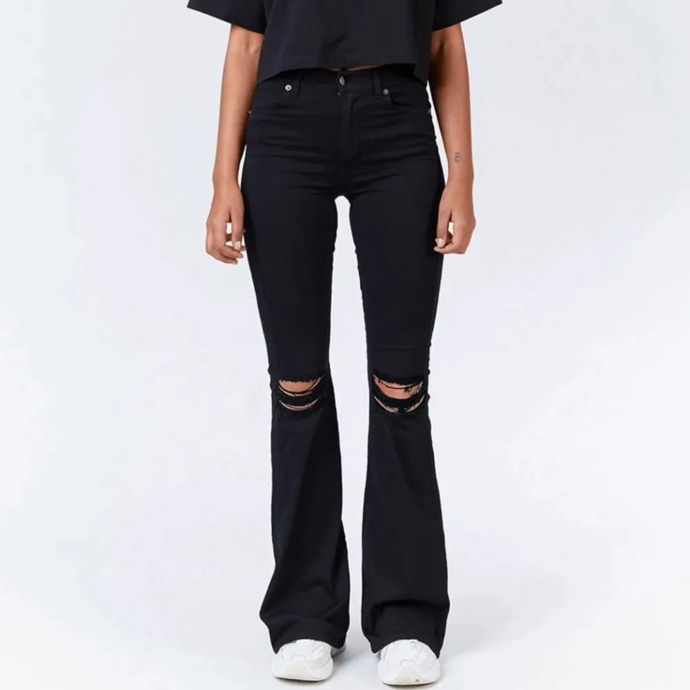 Ett par dr denim jeans i bra skick, är i storlek S men passar för XS också, köpte för 500kr. Hör av dig vid intresse kan skicka fler bilder privat🥰🥰. Farkut & Housut.