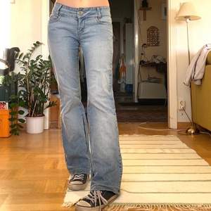 Så fina jeans med låg midja och rak/lite bootcut passform! Utmärkt skick!!! Ja e 167 cm lång❤️