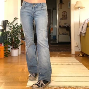 Lågmidjade raka jeans - Så fina jeans med låg midja och rak/lite bootcut passform! Utmärkt skick!!! Ja e 167 cm lång❤️